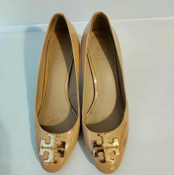 Tory Burch Raleigh Logo Patent Pump in Nude - Picture 1 of 9